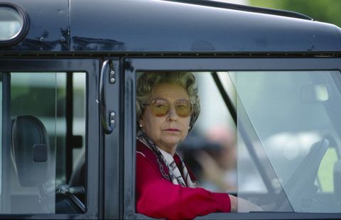 Dronning Elizabeth køre en Land Rover