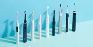 9 elektriske tandbørster stillet op ved siden af ​​hinanden på blå baggrund
