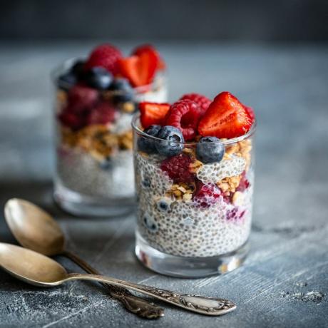 sund dessert med chiafrø, blåbær, jordbær, hindbær og granola vandret